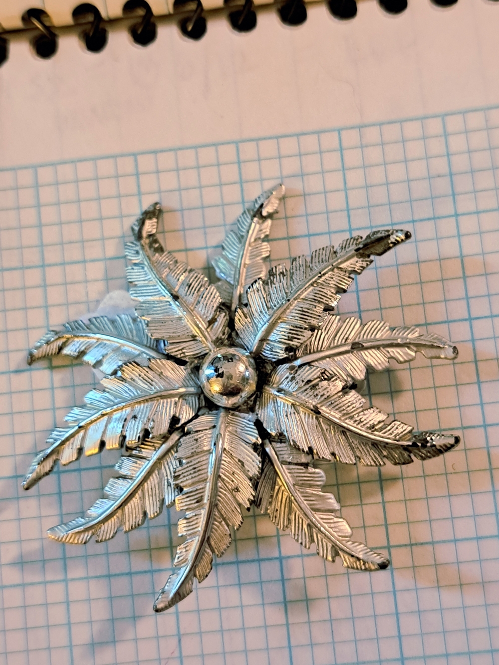 Lisa VINTAGE Silver Tone Pointsettia Leaf Starburst Brooch Pin with Domed Center